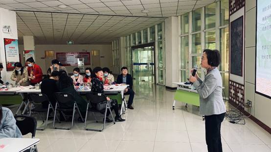 人们在看台上的人在商店里中度可信度描述已自动生成