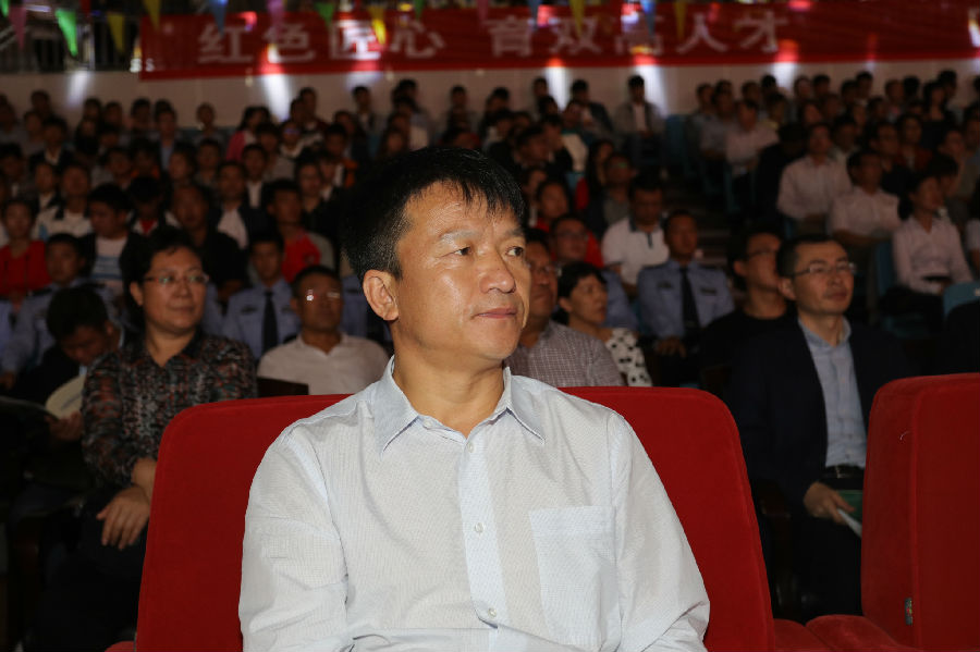 陈晓军职业教育园区管委会专职副主任_看图王.jpg
