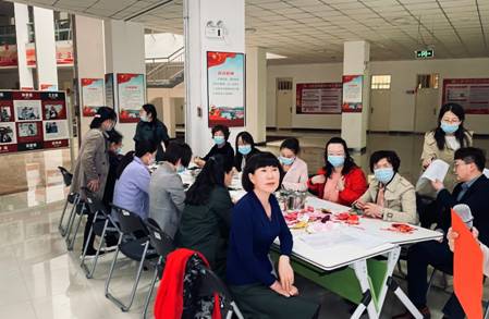 一群人站在桌子边中度可信度描述已自动生成 一群人站在桌子边中度可信度描述已自动生成