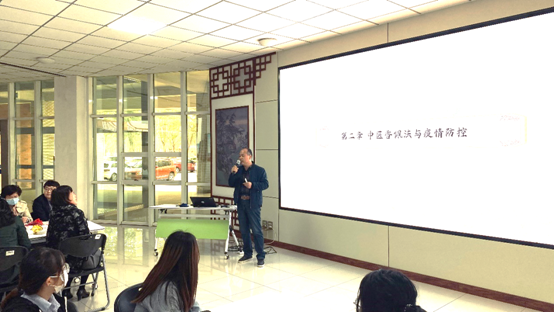 商店的门口前有许多人中度可信度描述已自动生成