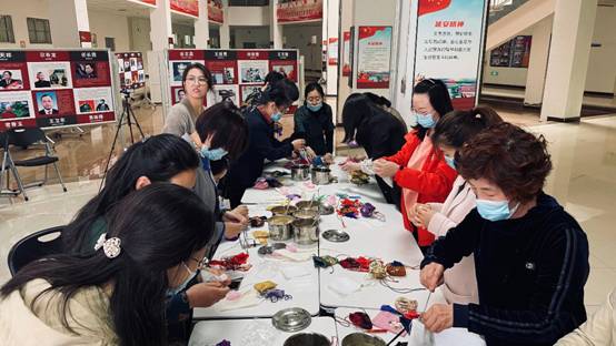 人们在看台上的人在商店里中度可信度描述已自动生成