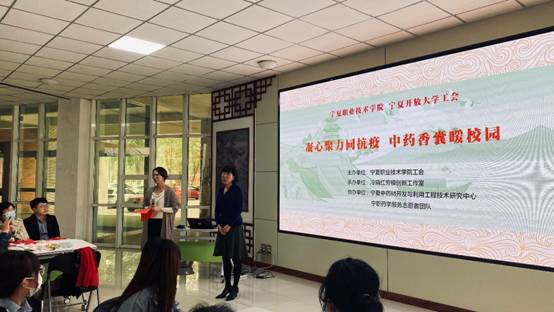 几个人在房间里低可信度描述已自动生成