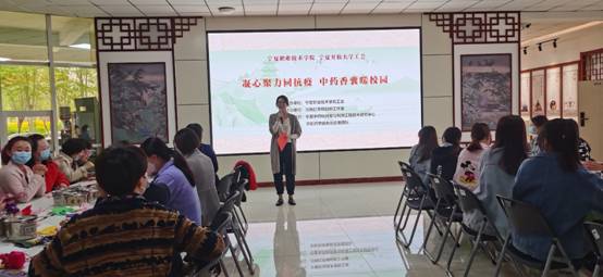 一群人在餐厅里中度可信度描述已自动生成