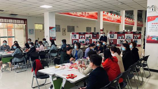 一群人在商店里描述已自动生成