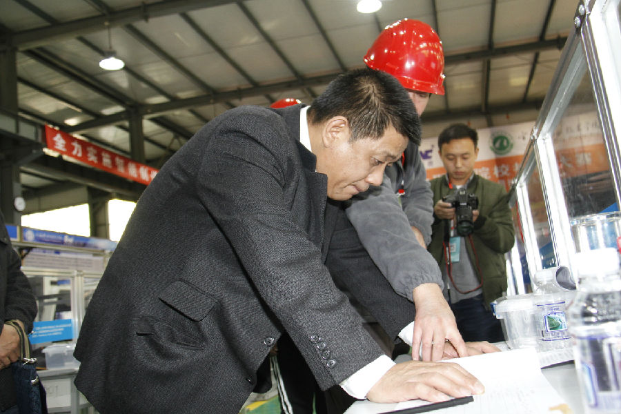 陈晓明主任观摩3.jpg