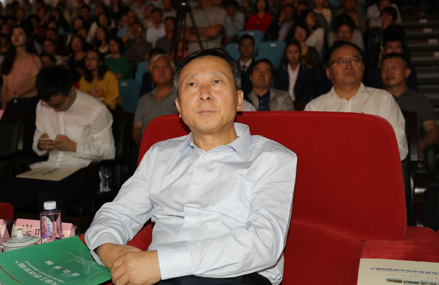 自治区政府副秘书长崔晓华_看图王.jpg