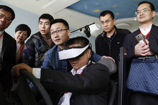 参观软件学院现场体验VR.jpg
