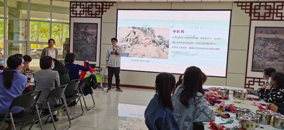 人们在看台上低可信度描述已自动生成